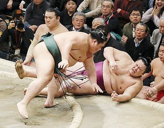 朝乃山敗れ勝ち越しお預け　初場所１４日目