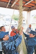 地元のわらで大しめ縄　小矢部・埴生護国八幡宮で初詣準備
