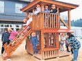 県産スギ遊具に園児歓声　こども園「クレヨン」（富山）園庭に完成