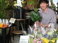 サカキと仏花、気軽に　射水の生花店、２４時間無人販売