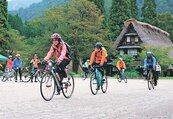 自転車で自然の中を爽快に駆け抜ける参加者＝五箇山合掌の里