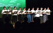 朗読で平和の大切さを語りかけるとやま朗読劇の会のメンバー＝県民小劇場オルビス