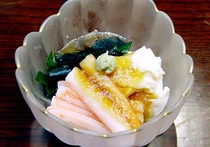 湯葉とワカメ、カニ身のしょうゆゼリーかけ