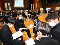 被告人は有罪？無罪？　氷見・西條中２年生が模擬裁判、考え方や価値観の多様さ学ぶ