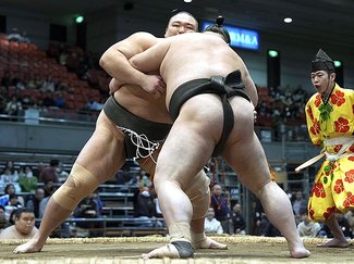 朝乃山４連勝で勝ち越し、「まだ通過点」　大相撲春場所８日目