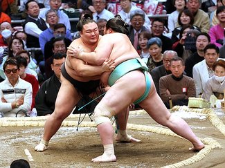 ３０歳の朝乃山初白星、新大関琴ノ若破る　大相撲春場所２日目
