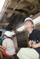 車両の下に潜り車輪などを眺める子どもたち