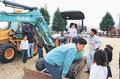「はたらく車」に歓声　上市中央小で建機出前授業