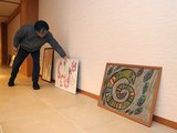 設置作業が進められている展覧会の作品