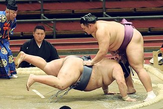 朝乃山、徳勝龍下し２連勝　春場所２日目