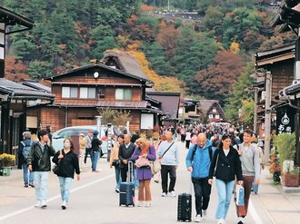 ＜合掌集落守り継ぐ～世界遺産３０周年＞（３）白川郷<br />大渋滞で生活支障／１４５０人の村に年２００万人