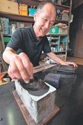 ＜私の相棒＞４　天然砥石<br />漆器職人・斉藤慎二さん（６７）高岡市