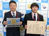プレートと表彰状を手にする船山局長（左）と宮本さん＝高岡署
