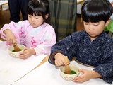 お茶をたてる園児