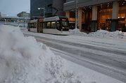 雪の中を走る市内電車＝８日午前６時半ごろ