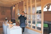 ＫＡＫＩＡＭＩのポップアップスペースと、施設を運営する桶川さん＝滑川市中川原
