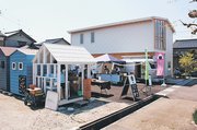 滑川市にオープンした「ＫＡＫＩＡＭＩ」（奥）。手前の小屋も販売している商品で、イベントスペースとしても活用することができる