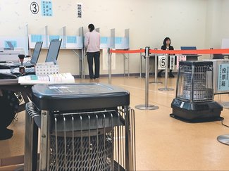 衆院選投票所、県内選管が防寒に苦慮　広さに応じ暖房器具