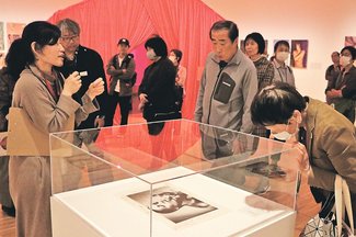 制作時のエピソード紹介、ギャラリートーク始まる　県美術館、企画展「石岡瑛子Ｉ（アイ）デザイン」