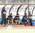 ピッチ内も感染対策　控え選手ベンチでマスク