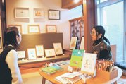 前田さんの絵本や原画が並んだ「ｍｅｔａｔｅ」の一室。ＺＩＮＥを扱う書店が集う＝上市町熊野町