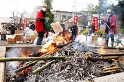 住民から集められた正月飾りを次々に火の中に入れていった