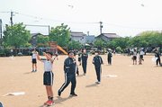 自作の凧を揚げる大門小学校の児童
