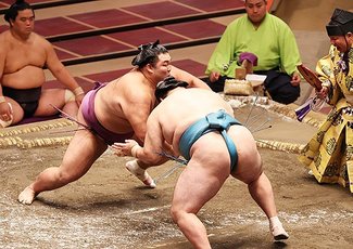 朝乃山 連勝　秋場所５日目、玉鷲を押し出し
