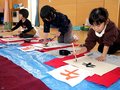 習字で「午」テーマにカレンダー作り　富山・くまのこども園