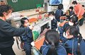読み聞かせ上達したよ、紙芝居使いこつ学ぶ　氷見・灘浦小５、６年