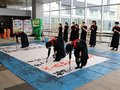 書で「スマホ申告」ＰＲ　福岡高書道部、高岡駅でパフォーマンス