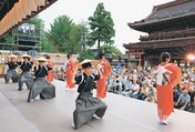 麦屋節の笠踊りを披露する踊り手＝城端別院善徳寺