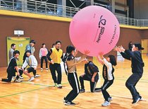 キンボールに熱中　富山で１８チームが交流大会　