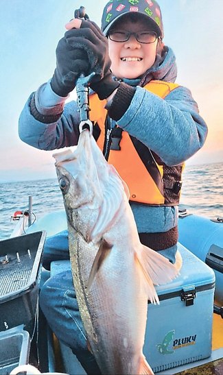 釣果はいけん<br />スズキ体長７０センチ　寺林海斗さん（１１）射水市橋下条