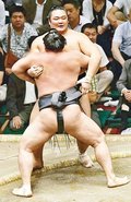 朝乃山、連勝５で止まる　荒鷲戦、立ち合い「やられた」