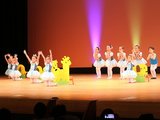 ステージでバレエの成果を披露する園児