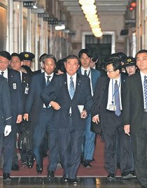 １０万円商品券配布　首相陳謝「世間と乖離」