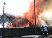 氷見で建物火災（２２日）