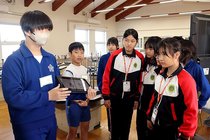 台湾の児童が砺波で交流　出町小児童とチューリップ球根植え体験