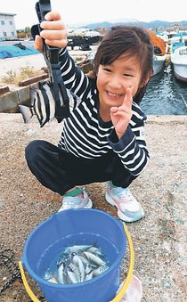 釣果はいけん<br />シマダイ体長１３センチ　畑中美乃里さん（７）高岡市清水町