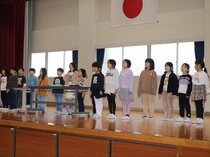 「冬休み楽しみ」　県内小中学校で終業式