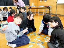 上市の魅力詰め込んだオリジナルかるた贈呈　城西国際大の学生が企画制作