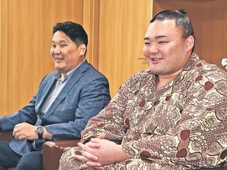 朝乃山「合宿で交流を」　射水市長と懇談、相撲普及へ提案