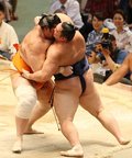 朝乃山、魁聖に敗れる　連勝８でストップ