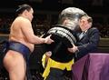 石破首相、豊昇龍に優勝杯手渡す