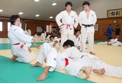 田知本さん（左）から指導を受ける選手ら＝塩谷建設正気館道場