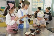 ４品種の米を比べる児童たち＝富山市神明小学校
