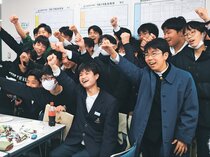 ５１７０人笑顔満開　県立高合格発表、スマホで合否確認