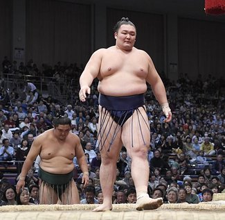 朝乃山、初日白星　大相撲九州場所
