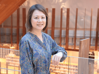 お茶くみから館長になる　【女性が働くということ＜中＞　富山市ガラス美術館館長・土田ルリ子さん】